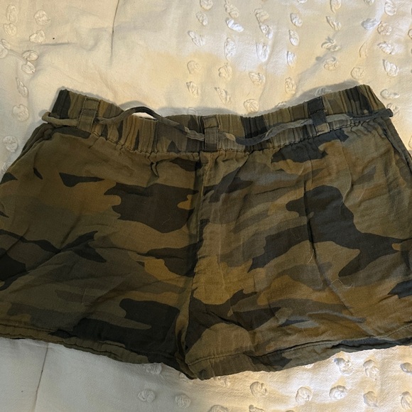 Lovestitch Green Camouflage Cargo Shorts - Picture 4 of 5